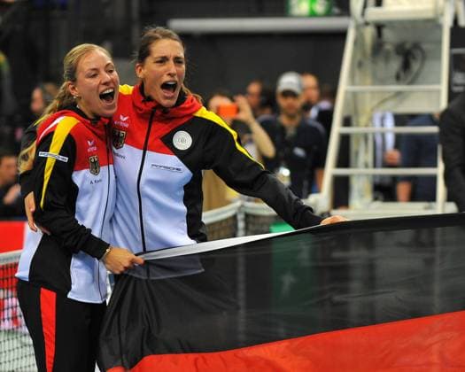 Freude und Jubel bei Angelique KERBER (GER) und Andrea PETKOVIC (GER). Deutschland, Stuttgart: Tennis, FedCup 1. Runde: Deutschland - Australien am 08.02.2015, Porsche-Arena .