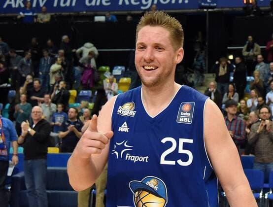 08.02.2015, xhbx, Basketball BBL, Frankfurt Skyliners - Alba Berlin, v.l. jubeln jubelt nach Spielende. Jacob Burtschi (Fraport Skyliners Frankfurt)