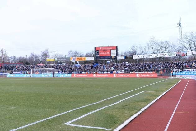 Fußball, Stadiongeschichte SC Fortuna Köln Fußball 3. Liga 24. Spieltag Fortuna Köln - Arminia Bielefeld am 08.02.2015 im Südstadion in Köln Fans von Arminia Bielefeld