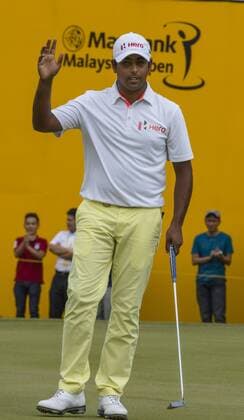 Feb. 8, 2015 - Kuala Lumpur, Malaysia - Anirban Lahiri of India waves to the crowd after putt at hole 18 at the Maybank Malaysia Open golf tournament in Kuala Lumpur, Malaysia, 8 February 2015. Golf Malaysia Open 2015  - ZUMAn230