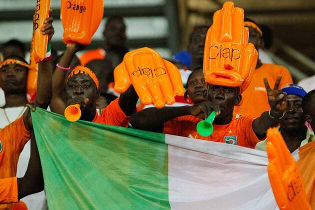 Fans of Cote d Ivoire (Elfenbeinküste ( Ivory Coast) cheer for the team before the final match of Africa Cup of Nations in Bata , Feb. 8, 2015. LixJing 