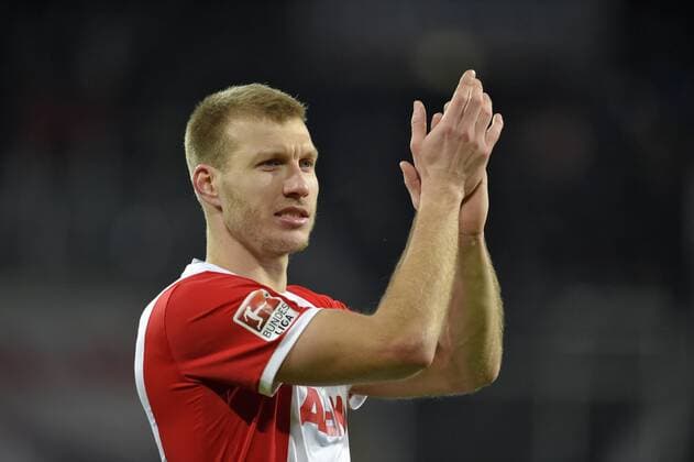 08.02.2015, Fussball 1.Bundesliga 2014 2015, 20.Spieltag, FC Augsburg - Eintracht Frankfurt, in der SGL-Arena Augsburg. Ragnar Klavan (Augsburg) nach dem Spiel bei den Fans. 