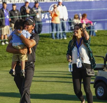 February 8, 2015: Jason Day, wife Ellie Harvey, and son Dash Day walk to the award ceremony on the 18th green on the Torrey Pines Golf Course during the final round of the Farmers Insurance Open in San Diego, Ca. GOLF: FEB 08 PGA Golf Herren - Farmers Insurance Open - Final Round Icon1502081687 EDITORIAL USE ONLY