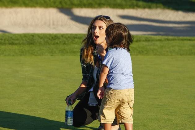 February 8, 2015: Jason Day s wife, Ellie Harvey, and son, Dash Day, celebrate his victory on the 18th green on the Torrey Pines Golf Course during the final round of the Farmers Insurance Open in San Diego, Ca. GOLF: FEB 08 PGA Golf Herren - Farmers Insurance Open - Final Round Icon1502081697 EDITORIAL USE ONLY