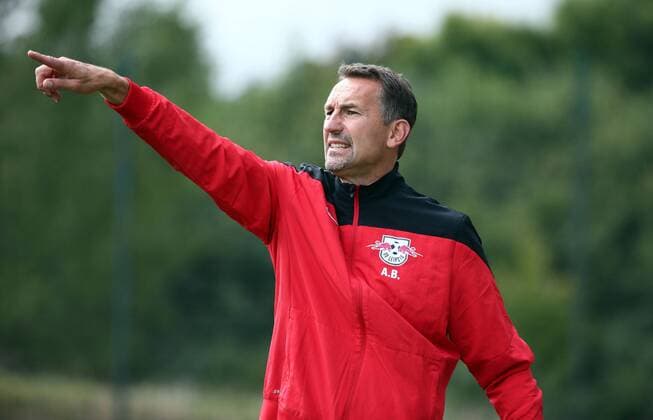 Leipzig, 11.02.2015, RBL Trainingsgelände, Fußball, 2.Bundesliga , RB Leipzig, Training. , Heute gab RB Leipzig die Trennung von Chefcoach Alexander Zorniger bekannt. Im Bild: Interimscoach Achim Beierlorzer, RB Leipzig B-Junioren, Archivbild vom 26.08.2014. ,