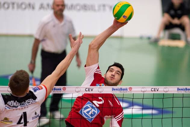 11.02.2015, ZF Arena, Friedrichshafen Volleyball, 2015 CEV Volleyball Champions League, Playoffs12, VfB Friedrichshafen (GER) vs. Asseco Resovia Rzeszow (POL) Block Piotr Nowakowski ( 4 Rzeszow) - Angriff Maximilliano Gauna ( 2 Friedrichshafen)