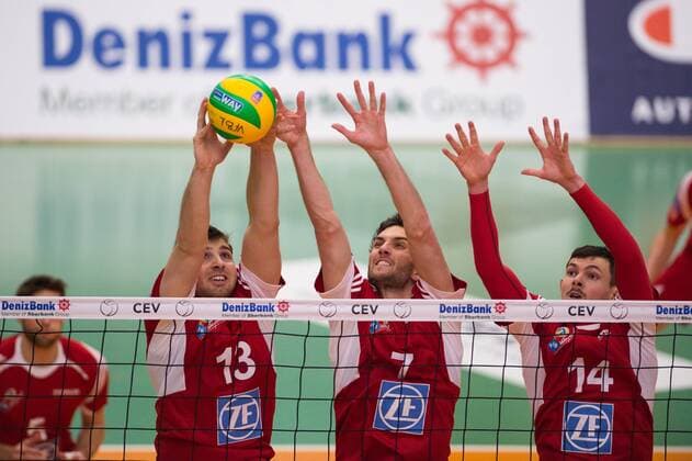 11.02.2015, ZF Arena, Friedrichshafen Volleyball, 2015 CEV Volleyball Champions League, Playoffs12, VfB Friedrichshafen (GER) vs. Asseco Resovia Rzeszow (POL) Block Dreierblock Adrian Gontariu ( 13 Friedrichshafen), Nicholas Vogel ( 7 Friedrichshafen), Baptiste Geiler ( 14 Friedrichshafen)