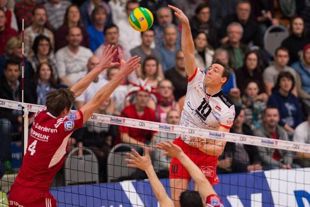 11.02.2015, ZF Arena, Friedrichshafen Volleyball, 2015 CEV Volleyball Champions League, Playoffs12, VfB Friedrichshafen (GER) vs. Asseco Resovia Rzeszow (POL) Block Doppelblock Maarten van Garderen ( 4 Friedrichshafen), Maximilliano Gauna ( 2 Friedrichshafen) - Angriff Jochen Schöps Schoeps ( 10 Rzeszow)