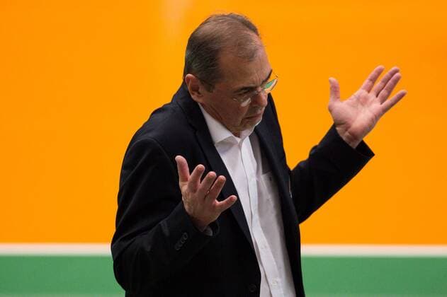 11.02.2015, ZF Arena, Friedrichshafen Volleyball, 2015 CEV Volleyball Champions League, Playoffs12, VfB Friedrichshafen (GER) vs. Asseco Resovia Rzeszow (POL) Stelian Moculescu (Trainer Coach Friedrichshafen) enttäuscht enttaeuscht traurig