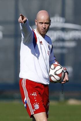 18.01.2015, Hotel Regnum Carya, Belek, Tuerkei, Mannschaftstraining vom Bayern Muenchen II, im Bild Erik ten Hag (Trainer, Bayern München II) hat den Ball im Arm und gibt Anweisungen Trainingslager Bayern Muenchen II in Belek 2015