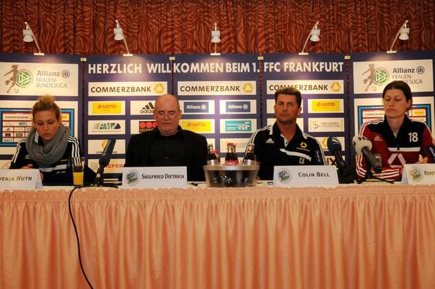 12.02.2015 Frankfurt, Relaxa-Hotel 1. Frauenbundesliga, Saison 2014 2015 Pressekonferenz1. FFC Frankfurt Svenja Huth, Siegfried Dietrich, Trainer Colin Bell, Kerstin Garefrekes (FFC Frankfurt)