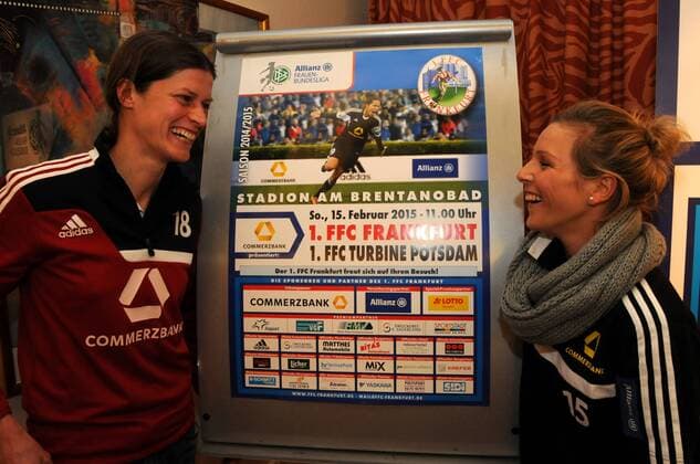 12.02.2015 Frankfurt, Relaxa-Hotel 1. Frauenbundesliga, Saison 2014 2015 Pressekonferenz1. FFC Frankfurt Kertin Garefrekes und Svenja Huth (FFC Frankfurt) mit dem Spieltagsplakat
