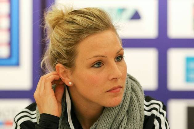 Svenja Huth (1. FFC Frankfurt) streicht sich durchs Haar, Porträt, Portrait, Fussball, Allianz Frauen-Bundesliga, 1. FFC Frankfurt Pressekonferenz, xozx