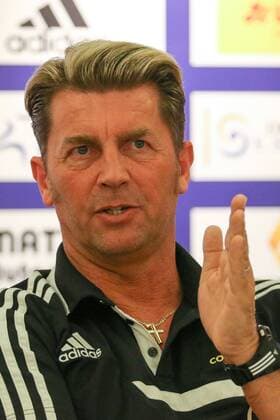 Colin Bell (1. FFC Frankfurt, Trainer), gibt Anweisungen, gestikuliert, mit den Armen gestikulieren, gives instructions, gesticulate, Fussball, Allianz Frauen-Bundesliga, 1. FFC Frankfurt Pressekonferenz, xozx