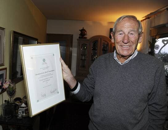 Bernhard Carl - BERT - TRAUTMANN in VALENCIA mit Urkunde zur Verleihung des Ehrenzeichens in Gold mit Brillant des DFB