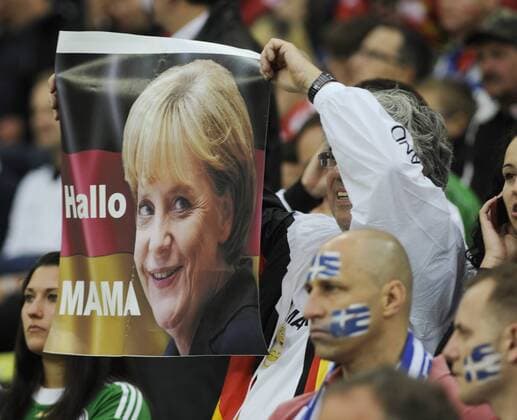 FUSSBALL EM 2012 GER Fans mit Merkel Plakat in DANZIG