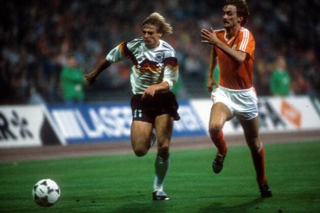 EM-Qualifikation, BR Deutschland - Niederlande in München: Jürgen Klinsmann (li., BRD) gegen Jan Wouters (Niederlande)