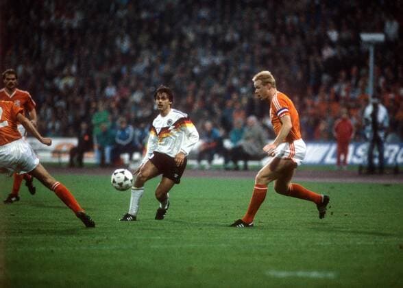 EM-Qualifikation, BR Deutschland - Niederlande in München: Olaf Thon (li., BR Deutschland) und Ronald Koeman (Niederlande)