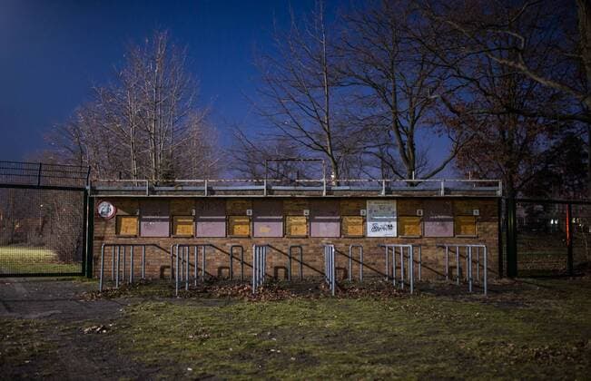 Berlin, Deutschland, 13.02.2015: Fußball Berlin-Liga Saison 2014 2015 - Tennis Borussia Berlin . Ein alltes, nicht mehr benutztes Kassenhäuschen Kassenhaeuschen am Osteingang vom Berliner Mommsenstadion