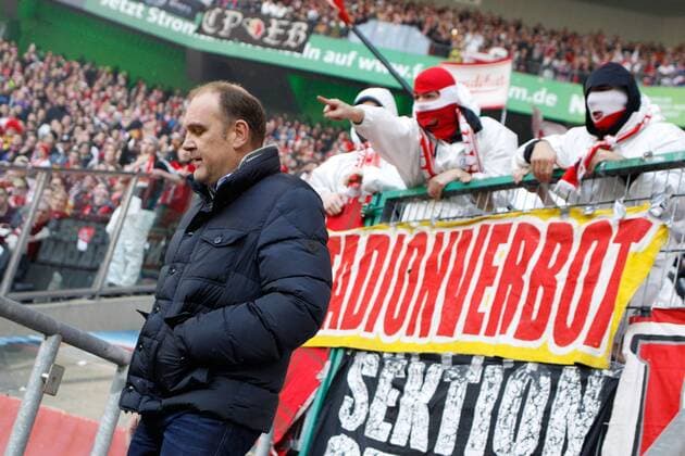 Sportlicher Leiter, Manager Jörg Schmadtke (1. FC Köln) vor den Ultras, Fans des 1. FC Köln am Fanblock - 1. FC Köln, Fussball, 1. Bundesliga, 14.02.2015 EP_jse