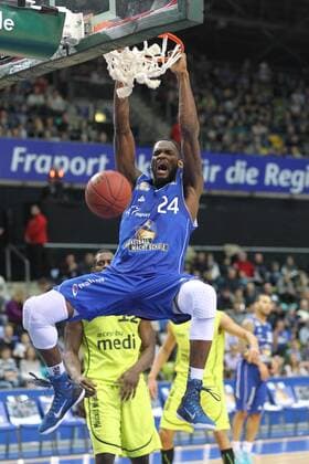 Mike Morrison (Frankfurt) mit perfektem dunking erfolgreich, 1. Basketball-Bundesliga 2014 2015. Fraport Skyliners vs. medi Bayreuth, 14.02.2015 EP_rrz