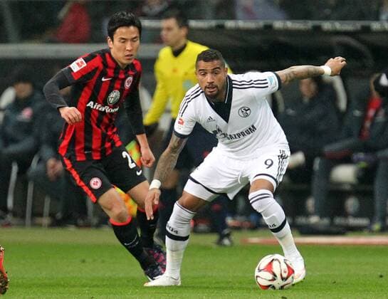 14.02.2015, xsvx, Fussball 1.Bundesliga, Eintracht Frankfurt - FC Schalke 04, v.l. Makoto Hasebe (Eintracht Frankfurt) Kevin-Prince Boateng (FC Schalke 04) Zweikampf, Aktion, action, battle for the ball