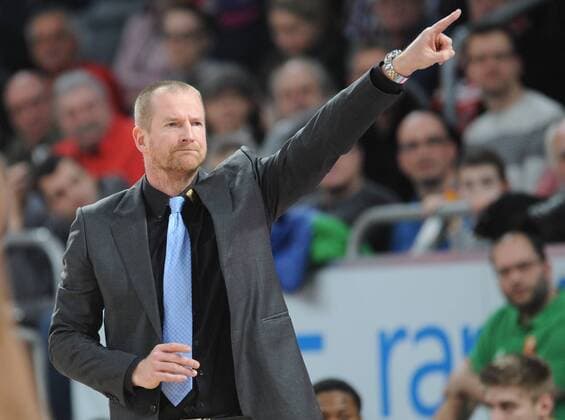 15.02.2015 - Basketball - Saison 2014 2015 - 1. Bundesliga Beko BBL - 22. Spieltag: Brose Baskets Bamberg - TBB Trier - HMI - Henrik Rödl (Trainer Headcoach TBB Trier ) zeigt