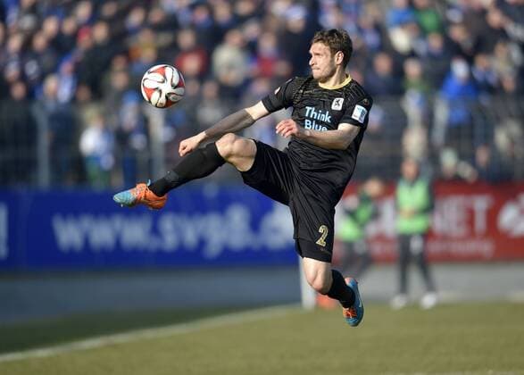 15.02.2015, Fussball 2.Bundesliga 2014 2015, 21.Spieltag, SV Darmstadt 98 - TSV 1860 München, im Merck-Stadion am Böllenfalltor in Darmstadt. Moritz Volz (1860 München) in der Luft. 