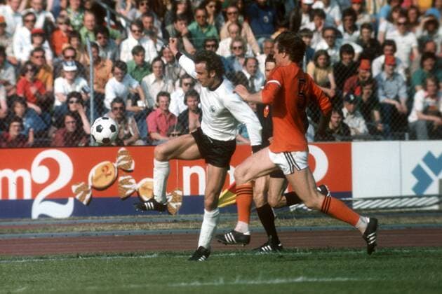 BR Deutschland - Niederlande in Frankfurt: Manfred Ritschel (li., BRD) gegen Ruud Krol (Niederlande)