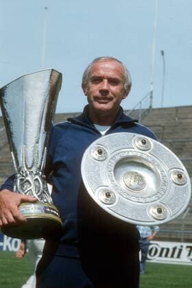 Fußball, Borussia Mönchengladbach, Deutscher Meister 1975 Trainer Hennes Weisweiler (Borussia Mönchengladbach) mit der Meisterschale und dem UEFA-Pokal