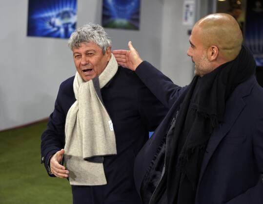 17.02.2015, Fussball Champions-League 2014 2015, Achtelfinale Hinspiel in Lwiw (Ukraine), Schachtar Donezk - FC Bayern München, Trainer Mircea Lucescu (Donezk) shakehands mit Trainer Pep Guardiola (Bayern München) 