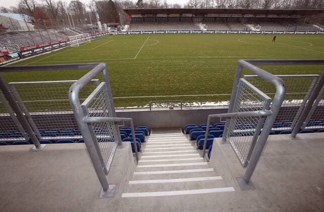 Fußball, Stadiongeschichte Stuttgarter Kickers 18.02.2015 Stuttgart Fußball 3. Liga Saison 2014 2015 SV Stuttgarter Kickers Modernisiertes GAZi-Stadion auf der Waldau und Training: