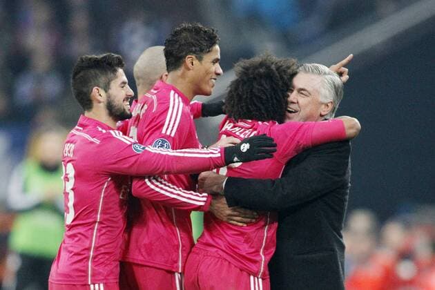 vl:Isco (Real Madrid CF 23), Raphael Varane (Real Madrid CF 2), Torschuetze Marcelo (Real Madrid CF 12) und Trainer Carlo Ancelotti (Real Madrid CF) beim Torjubel nach dem Treffer zum 2:0 FC Schalke 04 vs Real Madrid F.C., Fussball, Champions-League, 18.02.2015 , EP_JSE