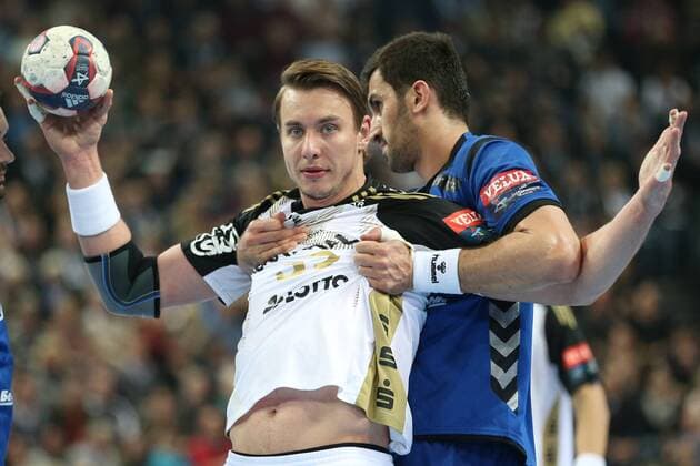 Kiel, 19. Februar 2015 Handball, Saison 2014 2015, EHF Champions League, 10. Spieltag, THW Kiel - HC Meshkov Brest: Filip Jicha (THW Kiel, 39) wird von Janko Bozovic (HC Meshkov Brest, 7) (rechts) geblockt