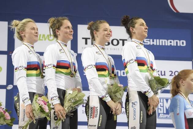 Team Australien : Annette Edmondson - Ashlee Ankudinoff - Amy Cure - Melissa Hoskins (aus) - Damen Verfolgung Siegerehrung - Goldmedaille CYCLISME : Bahnrad WM - Paris - 19 02 2015 JBAutissierx 