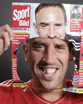 Franck Ribery (FC Bayern München) posiert mit SportBild-Ausgabe