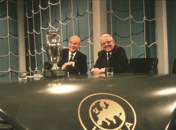 UEFA-Europapokal-Auslosung 24.01.1987 in Düsseldorf. UEFA-Präsident Jaques Georges (li.) und DFB-Prädsident Hermann Neuberger mit dem EM-Pokal. HM