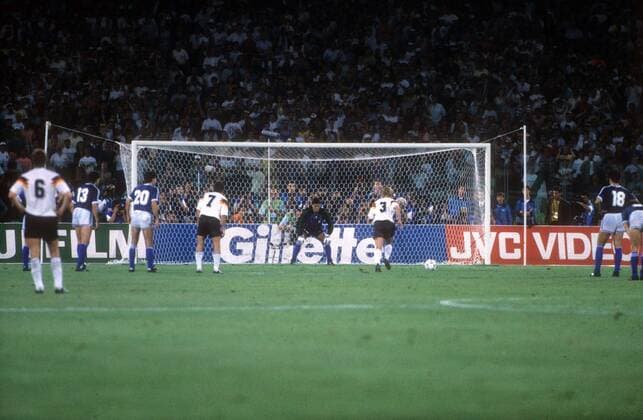 Andreas Brehme (BR Deutschland) erzielt per Elfmeter gegen Torwart Sergio Goicoechea (Argentinien) das Tor zum 1:0