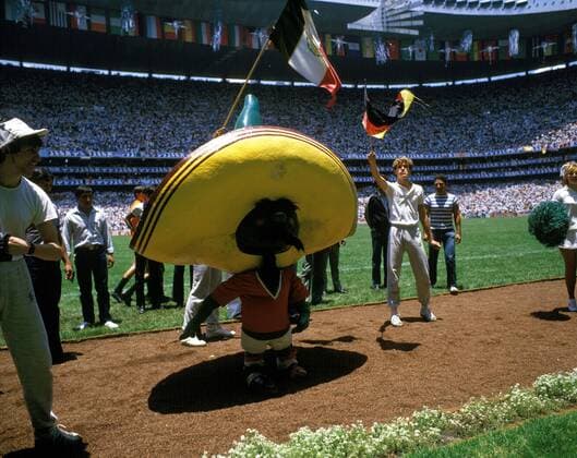 1 Jahr bis WM 2022: Historie, Stadien und Architektur WM Maskottchen Pique