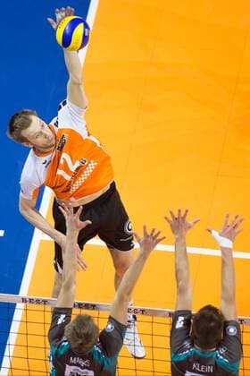 Berlin, Deutschland, 21.02.2015: Volleyball Bundesliga Saison 2014 2015 - BR Volleys - SWD Powervolleys Dueren Düren. Paul Carroll (BR Volleys 12) gegen den Block aus Jan-Philipp Marks (Düren 18), Georg Klein (Düren 6)