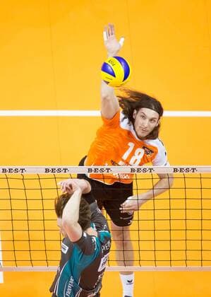Berlin, Deutschland, 21.02.2015: Volleyball Bundesliga Saison 2014 2015 - BR Volleys - SWD Powervolleys Dueren Düren. Francesco De Marchi (BR Volleys 18), gegen den Block aus Tomas Kocian (Düren 17)