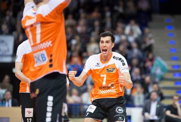 Berlin, Deutschland, 21.02.2015: Volleyball Bundesliga Saison 2014 2015 - BR Volleys - SWD Powervolleys Dueren Düren. Das Team der BR Volleys jubelt: v.l. Kawika Shoji (BR Volleys 7)
