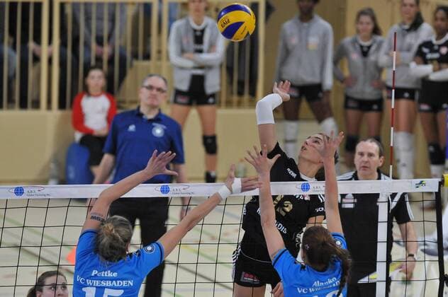 21.02.2015, xtkx, Volleyball 1.Bundesliga Damen, VC Wiesbaden - SC Potsdam, v.l. Jennifer Pettke (VC Wiesbaden), Nikola Radosova (SC Potsdam), Kaisa Alanko (VC Wiesbaden),