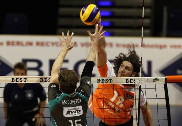 Ciaran McGovern, Francesco De Marchi im Angriff Volleyball Bundesliga Herren Saison 2014 2015 21.02.2015 BR Volleys Berlin vs. SWD Powervolleys Düren