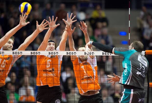 Berlin, Deutschland, 21.02.2015: Volleyball Bundesliga Saison 2014 2015 - BR Volleys - SWD Powervolleys Dueren Düren. Sebastian Gevert (Düren 13) gegen den Block aus Christian Dünnes Duennes (BR Volleys 16), Felix Fischer (BR Volleys 6), Scott Joseph Touzinsky (BR Volleys 1)