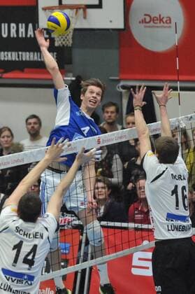 GER, VBL, SVG Lueneburg vs VFB Friedrichshafen 21.02.2015, Gellersenhalle, Reppenstedt, GER, VBL, SVG Lueneburg vs VFB Friedrichshafen, im Bild Maarten van Garderen (Friedrichshafen 04) versucht sich gegen Michel Schlien (Lueneburg 14) und Carlos Mora Sabate (Lueneburg 16) durchzusetzen nordphotoxWitke