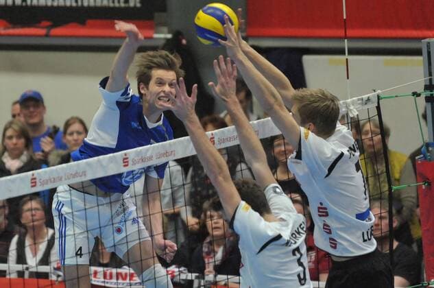 GER, VBL, SVG Lueneburg vs VFB Friedrichshafen 21.02.2015, Gellersenhalle, Reppenstedt, GER, VBL, SVG Lueneburg vs VFB Friedrichshafen, im Bild Maarten van Garderen (Friedrichshafen 04) versucht sich gegen Michael Scott Kevorken (Lueneburg 03) und Jannik Poerner (Pörner Lueneburg 07) durchzusetzen nordphotoxWitke