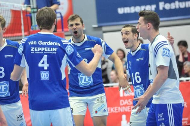 GER, VBL, SVG Lueneburg vs VFB Friedrichshafen 21.02.2015, Gellersenhalle, Reppenstedt, GER, VBL, SVG Lueneburg vs VFB Friedrichshafen, im Bild die Friedrichshafener Mannschaft jubelt nordphotoxWitke