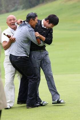 Aktuell Golf, PGA, James Hahn gewinnt Northern Trust Open Feb. 22, 2015 - Pacific Palisades, CA, U.S. - February 22, 2015: Jason Oh,James Hahn,Seung-Yul Noh celebrate after Hahn defeated Dustin Johnson in a 3 hole playoff at the Northern Trust Open. Played at Riviera Country Club, Pacific Palisades, CA. Michael Zito ESW CSM PGA Golf Herren Golf 2015: Northern Trust Open Final Round FEB 22 - ZUMAcs17