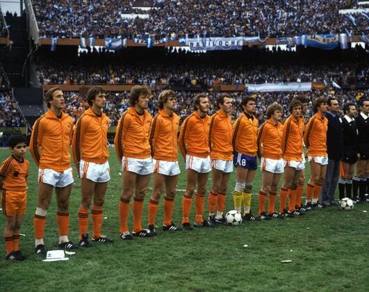 Mannschaftsfoto Niederlande, v.li.: Johan Neeskens, Rob Rensenbrink, Arie Haan, Johnny Rep, Rene van de Kerkhof, Willy van de Kerkhof, Torwart Jan Jongbloed, Wim Jansen, Jan Poortvliet, Ernie Brandts und Ruud Krol